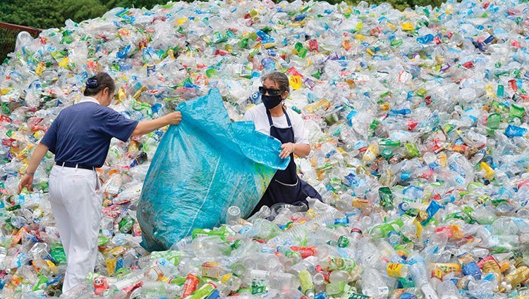 أخبار علمية : تدوير البلاستيك من الداخل إلى الخارج.